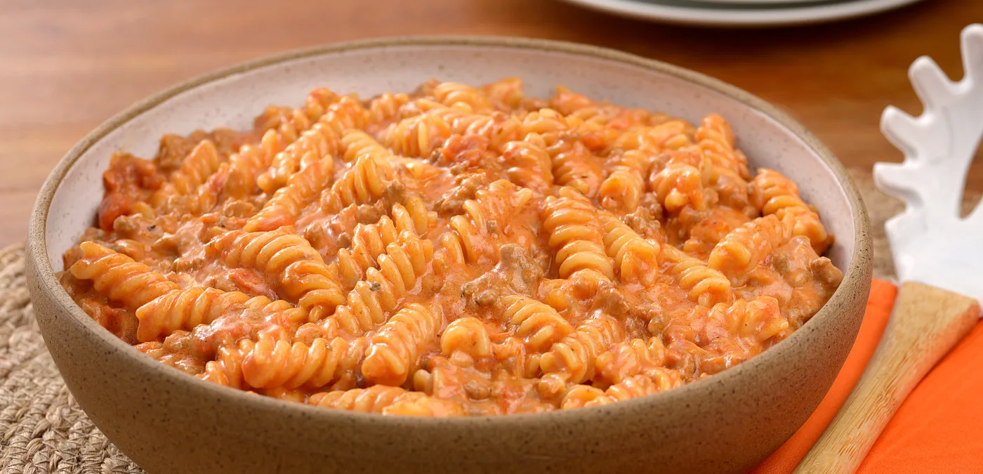 Macarrão Cremoso com Frango e Tomate